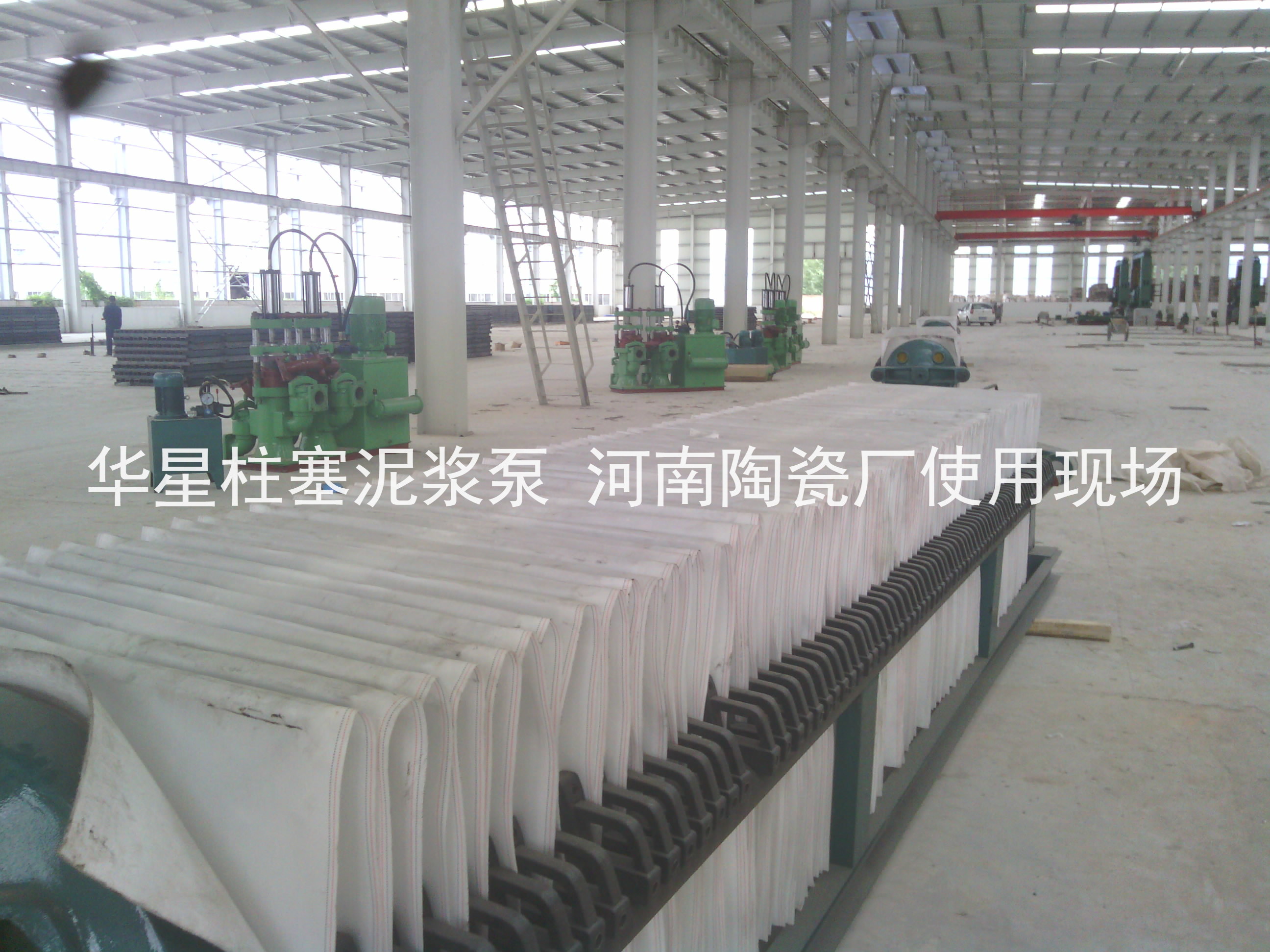 柱塞泥(ni)漿泵河南(nan)陶瓷廠使(shi)用安裝現(xian)場