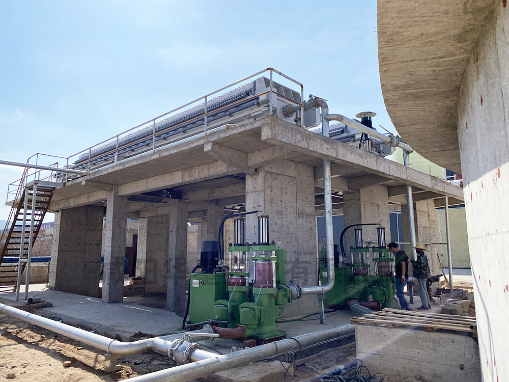 壓濾機(ji)陶瓷柱(zhu)塞泵流(liu)量每小(xiao)時180立方(fang)