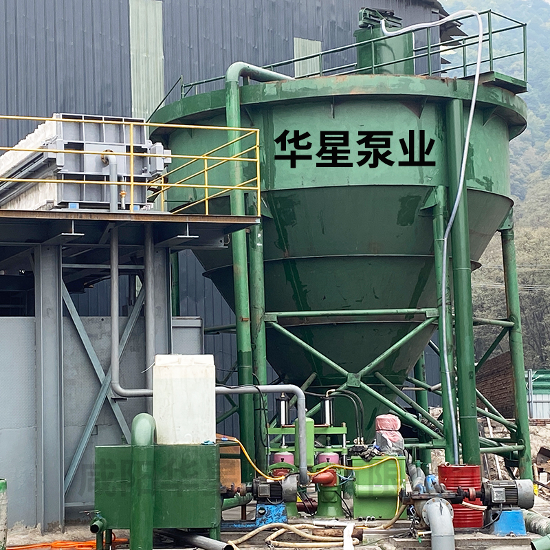 陶(tao)瓷柱塞(sai)泵處理(li)污泥污(wu)水使用(yong)現場